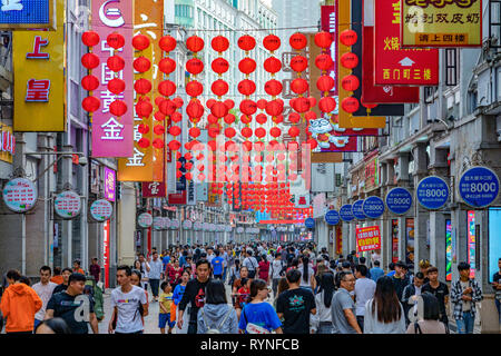 GUANGZHOU, CHINE - 24 OCTOBRE : Cette rue piétonne Shangxiajiu est une célèbre rue commerçante dans le centre-ville le 24 octobre 2018 à Guangzhou Banque D'Images