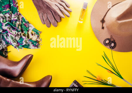 Femelle du printemps tenue. Ensemble de vêtements, chaussures et accessoires sur fond jaune Banque D'Images