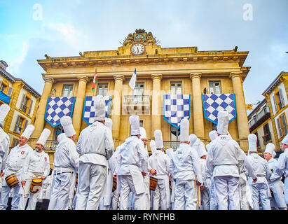 Les batteurs à la Tamborrada de cuisiniers, le tambour de parade a célébré le Jour de San Sebastian, Patron fête de San Sebastian. Guipuzcoa. L'Espagne. Banque D'Images