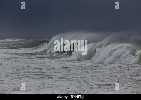 Moody seascape. Pulvériser en ondes longues. Banque D'Images