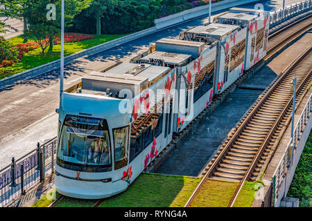 GUANGZHOU, CHINE - le 27 octobre : c'est l'île de Haizhu tramway circulaire, d'une ligne de tramway qui traverse l'île de Haizhu district de la ville à Octobe Banque D'Images