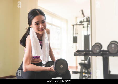 En forme de grande femme travaille tout seul en fitness Banque D'Images