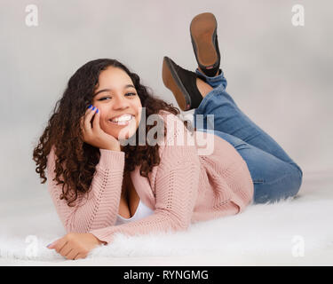 La haute école secondaire biracial attrayants portant sur marbre de sourire et de poser pour des portraits en studio Banque D'Images