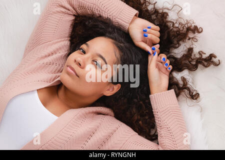 La haute école secondaire biracial attrayants portant sur marbre posant pour les portraits Banque D'Images