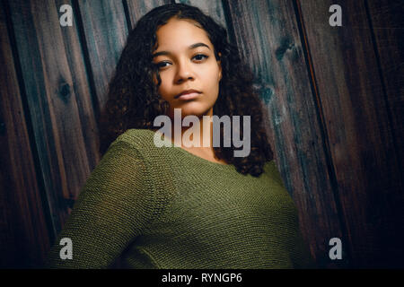 La haute école secondaire biracial attrayant avec sérieux looking at camera Banque D'Images