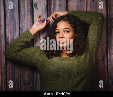 La haute école secondaire biracial attrayant avec sérieux looking at camera Banque D'Images