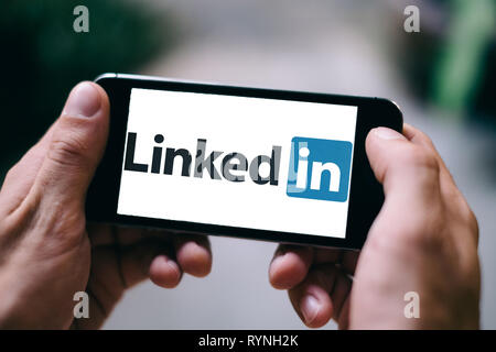 LinkedIn logo ou une icône s'affiche sur l'écran du smartphone Banque D'Images