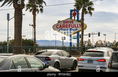 LAS VEGAS, NV, USA - Février 2019 : le retour de la célèbre 'Welcome to Las Vegas' signe avec le trafic dans l'avant-plan sur Las Vegas Boulevard Banque D'Images