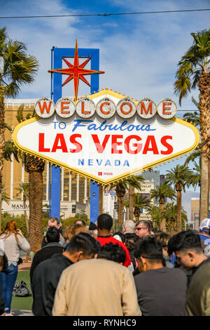 LAS VEGAS, NV, USA - Février 2019 : Les gens faisant la queue pour se faire prendre en photo en face de la fameuse 'Welcome to Las Vegas'. Banque D'Images