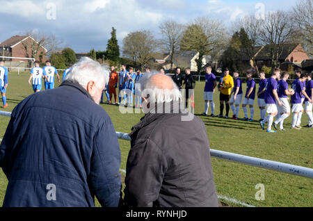 Match de football du village local, à Ruardean Hill, Forest of Dean, Gloucester, Angleterre. Banque D'Images