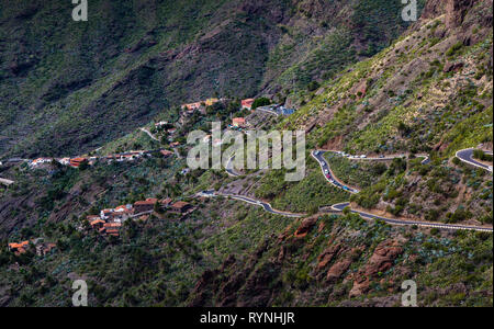 Large panorama de l'emblématique montagne Teno - Gorge route menant au village de Maska à Ténérife. Îles Canaries. Espagne Banque D'Images