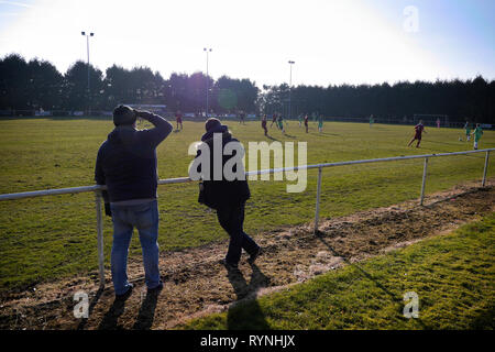 Match de football du village local, à Ruardean Hill, Forest of Dean, Gloucester, Angleterre. Banque D'Images