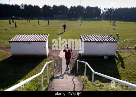 Match de football du village local, à Ruardean Hill, Forest of Dean, Gloucester, Angleterre. Banque D'Images