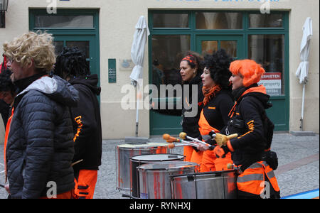 Samba Percussion group Stockwerk : Orange au carnaval, jouer dans la ville de Munich, Viktualienmarkt. Banque D'Images