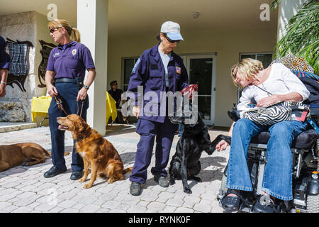 Miami Florida,Temple Israël,Bow Wow Palooza InterFaith Bessing of the Animals,propriétaire de la communauté,chien,canine,FEMA,recherche et sauvetage en milieu urbain,Black man men mal Banque D'Images