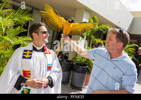 Miami Florida, Temple Israël, Bow Wow Palooza InterFaith Bénédiction des animaux, animal de compagnie, oiseau, bleu et or Macaw, clergé, révérend Dr. James Reho, Episcopal pri Banque D'Images