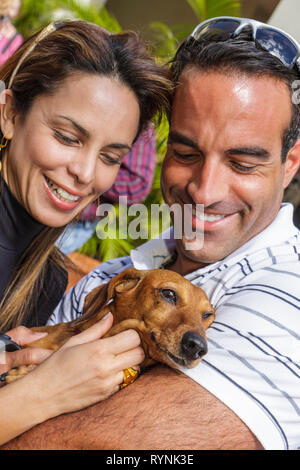 Miami Florida,Temple Israël,Bow Wow Palooza InterFaith Bénédiction des animaux,propriétaire,animal,chien,animal,homme hommes,femme femmes,couple,famille fami Banque D'Images