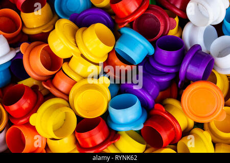 De nombreux bouchons en caoutchouc de différentes couleurs. Regroupement des capsules de bouteille. Banque D'Images