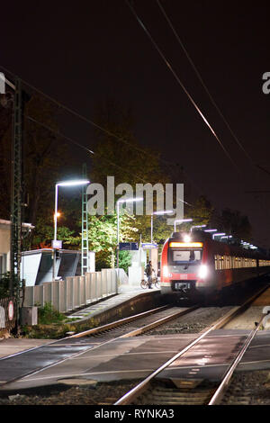 Un régional rouge arrêts de S-Bahn de nuit à la plate-forme Eddersheim. Banque D'Images
