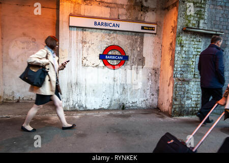 Circulaire du tube emblématique de Londres signe sur la plate-forme de métro à la station de métro Barbican, Londres, Angleterre Banque D'Images