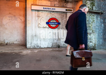 Circulaire du tube emblématique de Londres signe sur la plate-forme de métro à la station de métro Barbican, Londres, Angleterre Banque D'Images