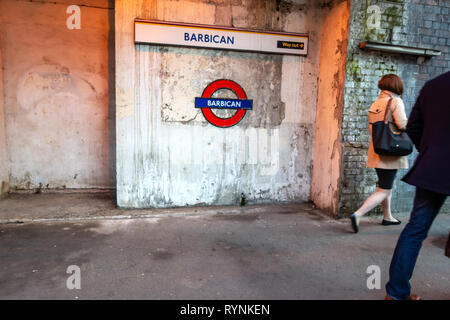 Circulaire du tube emblématique de Londres signe sur la plate-forme de métro à la station de métro Barbican, Londres, Angleterre Banque D'Images