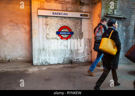 Circulaire du tube emblématique de Londres signe sur la plate-forme de métro à la station de métro Barbican, Londres, Angleterre Banque D'Images