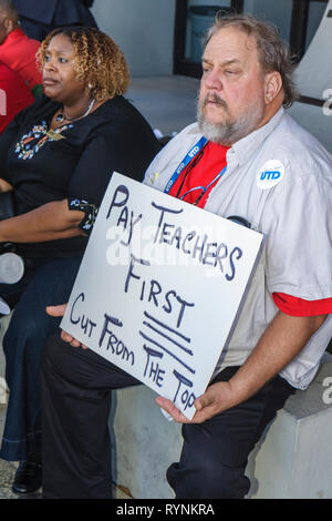 Miami Florida,School Board Administration Building,Education,coupes budgétaires,économie,augmentation de salaire,payer,contrat,enseignant,enseignants,enseignants,teachersal,travail,em Banque D'Images