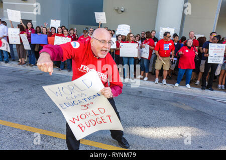 Miami Florida,School Board Administration bâtiment,éducation,coupes budgétaires,économie,augmentation de salaire,payer,contrat,monnaie,argent,enseignant,enseignants,enseignants,enseignants, Banque D'Images