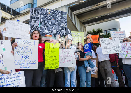 Miami Florida,School Board Administration bâtiment,éducation,coupes budgétaires,économie,augmentation de salaire,payer,contrat,monnaie,argent,enseignant,enseignants,enseignants,ONU Banque D'Images