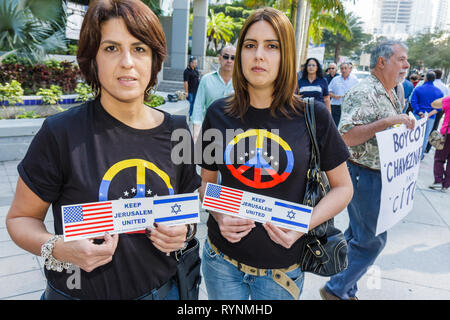 Miami Florida,Brickell Avenue,Consulat vénézuélien,rallye,protestation,Caracas synagogue attaque,antisémitisme,juif,Juifs,Président Hugo Chavez,femme wo Banque D'Images