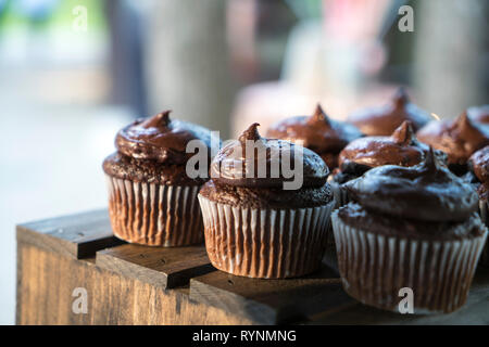 Petits gâteaux au chocolat riche sur l'affichage Banque D'Images