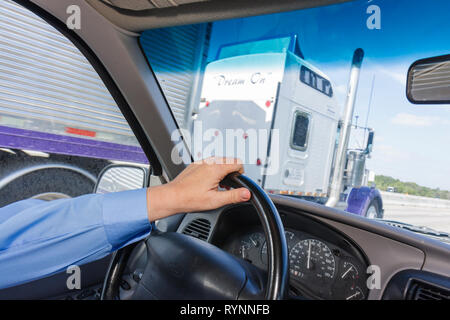 Florida Boynton Beach,Interstate 95,I 95,autoroute,véhicule,circulation,camion,transport,conduite,conducteur,main,mains,femme,volant,pare-brise,dashboa Banque D'Images