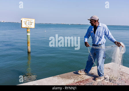 Floride Saint St. Lucie County, fort ft. Pierce,Indian River Lagoon,fort Pierce City Marina,quai,jetée,installation municipale,Black man men male,pêcheur,f Banque D'Images