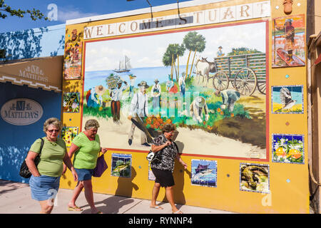 Stuart Florida, centre-ville historique, Flagler Avenue, quartier, adultes femme femmes femme dame, shorts, amis, marche, murale, plantation d'ananas, rural Banque D'Images