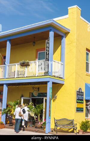 Stuart Florida, centre-ville historique, le bâtiment Colorado, rénové, magasins, quartier, adultes homme hommes, marche, balcon, balustrade, couleurs vives, façade Banque D'Images