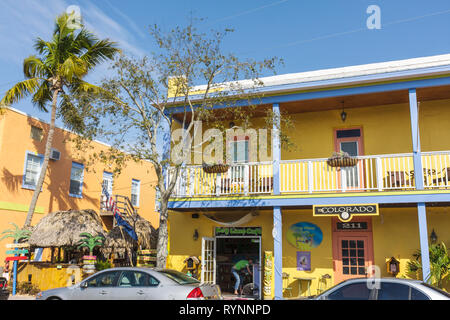 Stuart Florida, centre-ville historique, le bâtiment Colorado, rénové, magasins, quartier, adultes homme hommes, marche, balcon, balustrade, couleurs vives, façade Banque D'Images