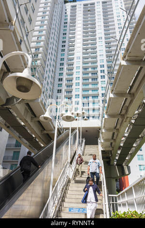Miami Florida,centre-ville,transports en commun,Metromover Station,escaliers,escalier,lampes,système de transport de personnes surélevées,vie urbaine,condominii résidentiel Banque D'Images