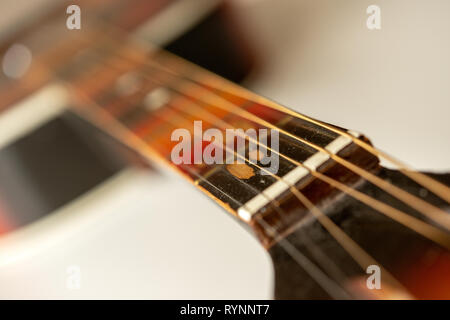 Vieille guitare acoustique abîmée griff très gros plan avec une faible profondeur de champ. Vieux concept d'instrument de musique. Banque D'Images