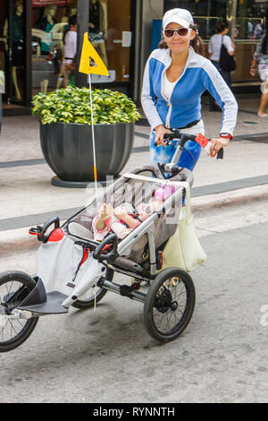 Miami Florida,Flagler Street,Bike Miami Days,événement communautaire,hispanique Latin Latino ethno immigrants minorités ethniques,adultes femme femmes femal Banque D'Images