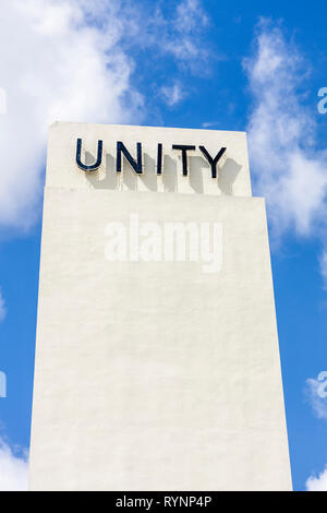 Miami Florida,Unity,Unity on the Bay Water,église,extérieur devant,entrée,signes,communauté spirituelle,religion,monolithe blanc,tour,visiteurs tra Banque D'Images