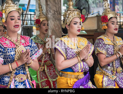 La danse traditionnelle au sanctuaire d'Erawan Bangkok Thaïlande Banque D'Images