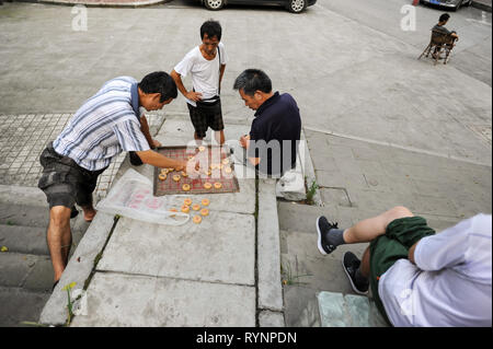 01.08.2012, Chongqing, Chine, Asie - hommes jouent aux échecs chinois, également connu sous le nom de Xiangqi. Banque D'Images