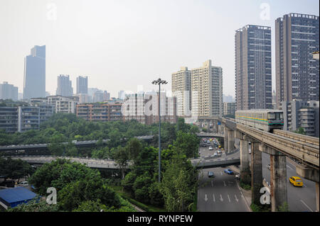 03.08.2012, Chongqing, Chine, Asie - Paysage urbain avec des immeubles résidentiels et des taux élevés de fer dans la périphérie de la métropole. Banque D'Images