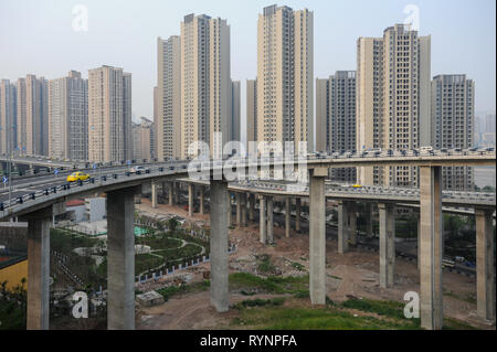 03.08.2012, Chongqing, Chine, Asie - nouveau haut-lieu de logements et des autoroutes dans la périphérie de la métropole. Banque D'Images