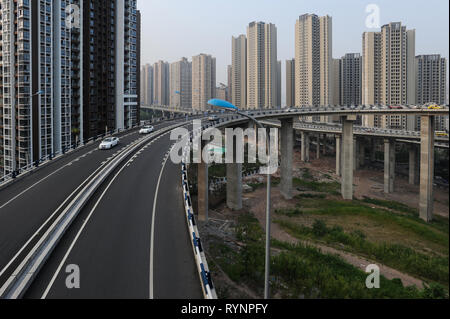 03.08.2012, Chongqing, Chine, Asie - nouveau haut-lieu de logements et des autoroutes dans la périphérie de la métropole. Banque D'Images