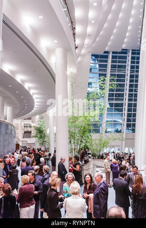 Miami Florida, Biscayne Boulevard, Adrienne Arsht Centre for the Performing Arts, Cesar Pelli, Sanford & Dolores Ziff Ballet Opera House, maisons, homme de hall Banque D'Images