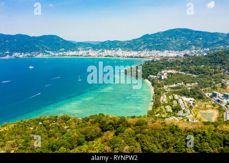 Vue de dessus, superbe vue aérienne de la ville de Patong dans la distance et la belle plage de Tri Trang baignée par une mer turquoise et claire. Banque D'Images