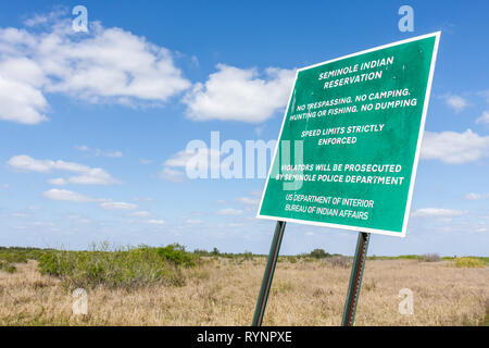 Florida Hendry County,Big Cypress,Seminole Indian Reservation,Native American Indian indigènes peoples,tribu,signe,vert,no intrus,limite de vitesse,wa Banque D'Images