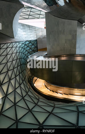 Architecture futuriste intérieur avec des courbes gracieuses au musée MOCAPE monochrome à Shenzhen, Chine Banque D'Images